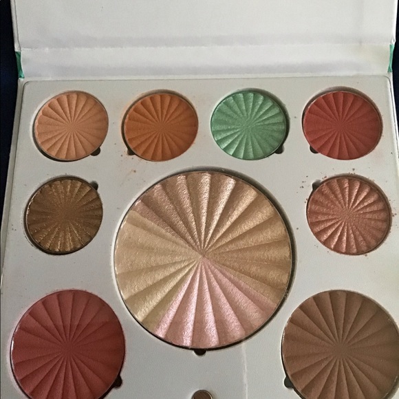 OFRA Good to Go Palette and Lip Gloss - Picture 5 of 7